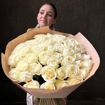 Розы белые недорого: 51 цветок, высота 50 см - Фотография 10