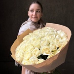 Розы белые недорого: 51 цветок, высота 50 см - Фотография 1