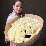 Розы белые недорого: 51 цветок, высота 50 см - Фотография 9