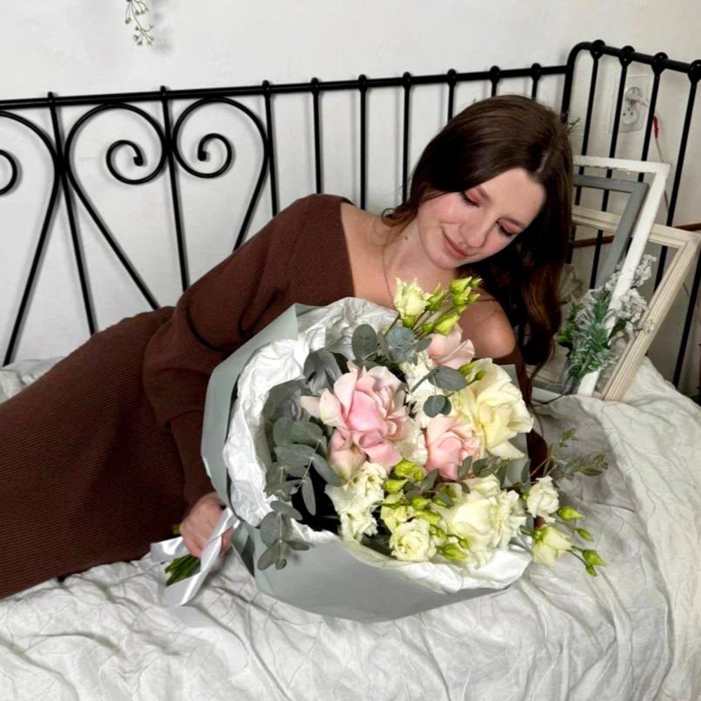 Букет «Мысли о тебе: французская роза + аквабокс и коробка переноска»