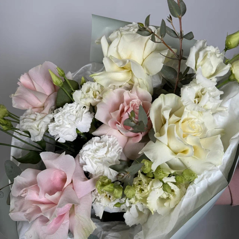 Букет «Мысли о тебе: французская роза + аквабокс и коробка переноска»