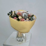 Букет «Я всегда рядом: карамельные диантусы, аквабокс и коробка-переноска» - Фотография 6