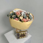 Букет «Я всегда рядом: карамельные диантусы, аквабокс и коробка-переноска» - Фотография 1