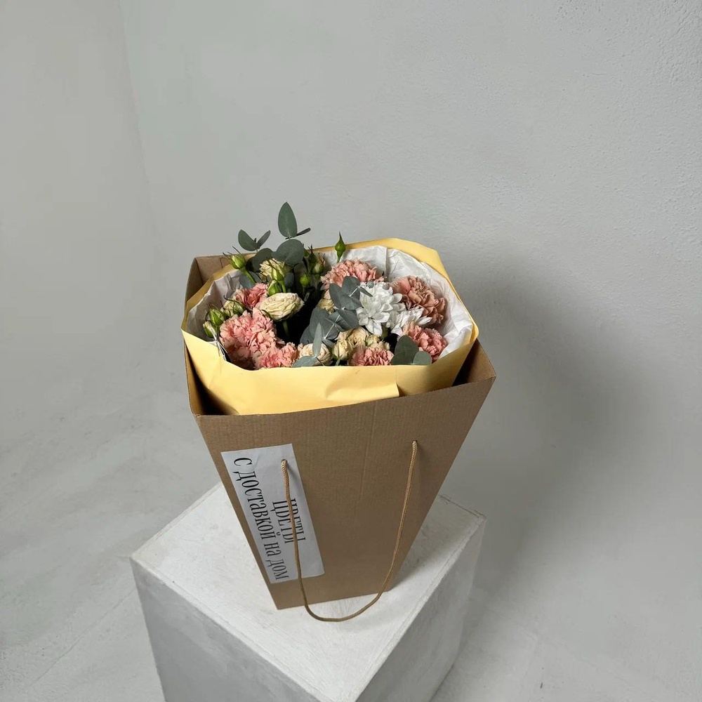 Букет «Я всегда рядом: карамельные диантусы, аквабокс и коробка-переноска»