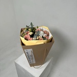 Букет «Я всегда рядом: карамельные диантусы, аквабокс и коробка-переноска» - Фотография 5