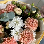 Букет «Я всегда рядом: карамельные диантусы, аквабокс и коробка-переноска» - Фотография 4