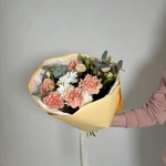 Букет «Я всегда рядом: карамельные диантусы, аквабокс и коробка-переноска» - Фотография 3