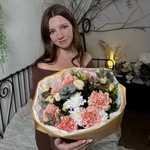 Букет «Я всегда рядом: карамельные диантусы, аквабокс и коробка-переноска» - Фотография 2