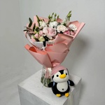 Букет «Рука об руку: кустовые розы + аквабокс и коробка-переноска» - Фотография 6