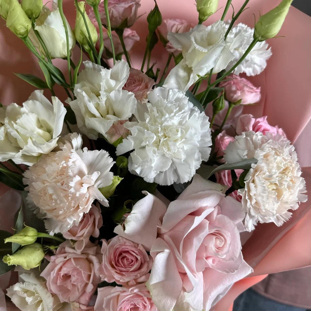 Букет «Рука об руку: кустовые розы + аквабокс и коробка-переноска»