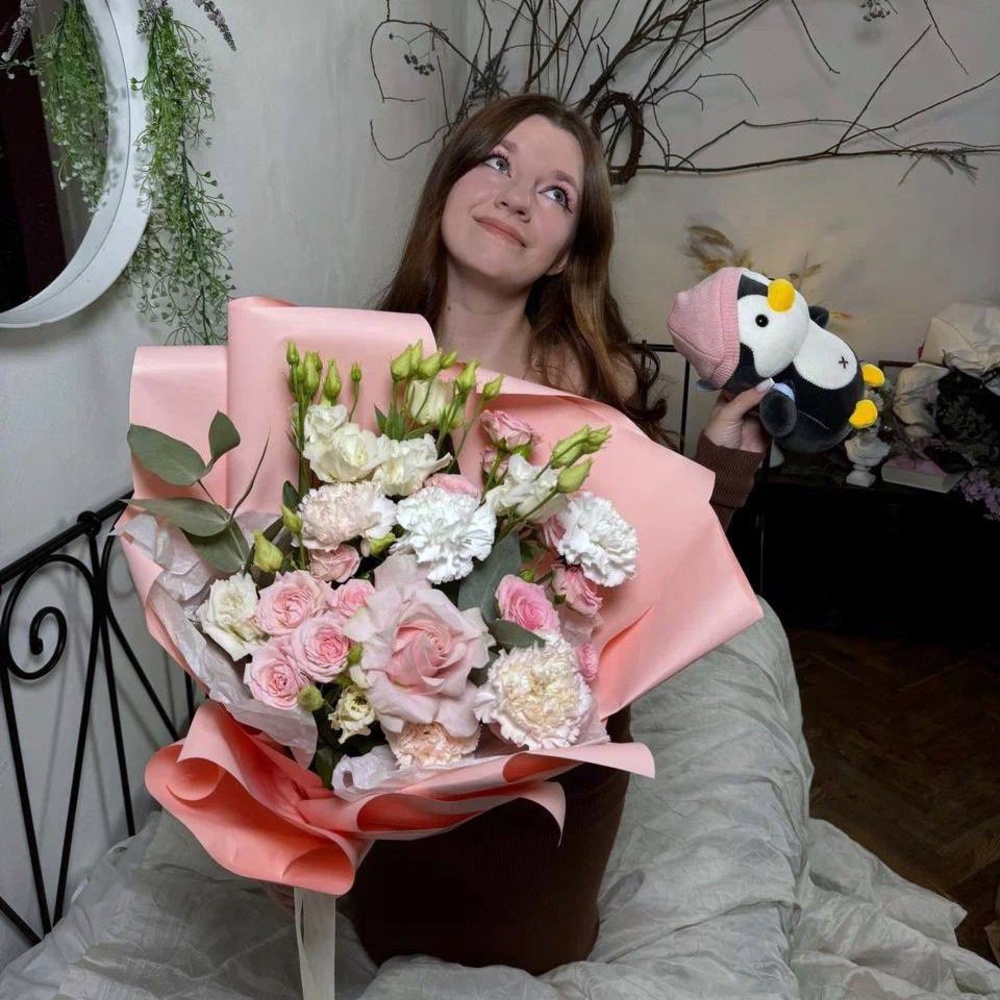 Букет «Рука об руку: кустовые розы + аквабокс и коробка-переноска»