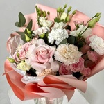 Букет «Рука об руку: кустовые розы + аквабокс и коробка-переноска» - Фотография 3