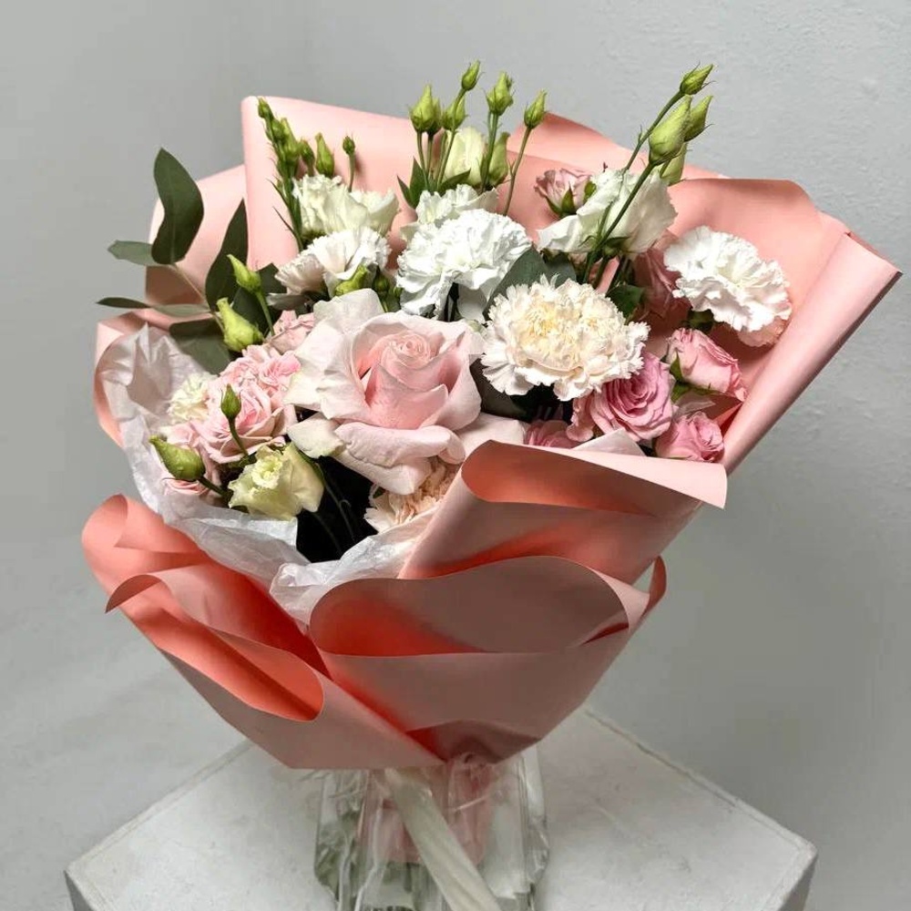 Букет «Рука об руку: кустовые розы + аквабокс и коробка-переноска»