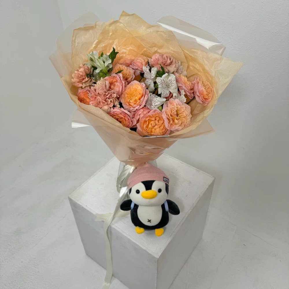 Букет «Тепло воспоминаний: пионовидная роза + аквабокс и коробка переноска»