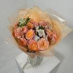 Букет «Тепло воспоминаний: пионовидная роза + аквабокс и коробка переноска» - Фотография 4