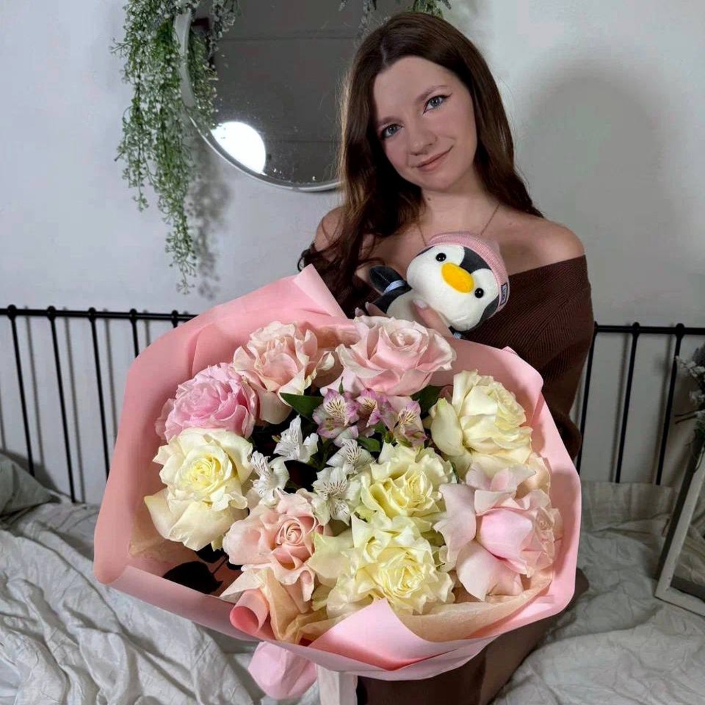 Букет «Родные объятия: французская роза + аквабокс и коробка-переноска»