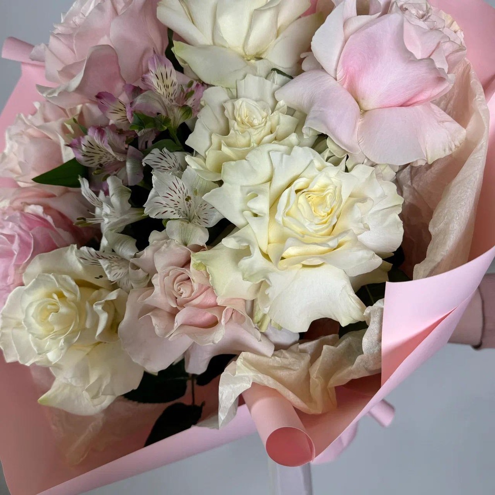 Букет «Родные объятия: французская роза + аквабокс и коробка-переноска»