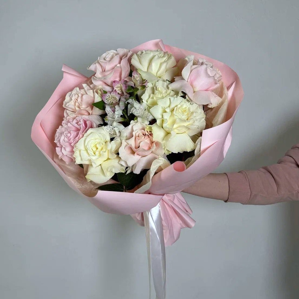 Букет «Родные объятия: французская роза + аквабокс и коробка-переноска»