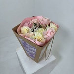 Букет «Родные объятия: французская роза + аквабокс и коробка-переноска» - Фотография 4