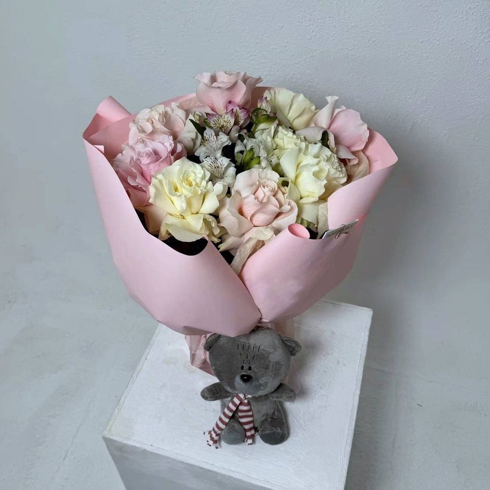 Букет «Родные объятия: французская роза + аквабокс и коробка-переноска»