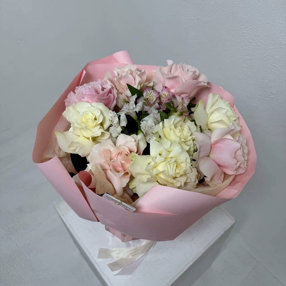 Букет «Родные объятия: французская роза + аквабокс и коробка-переноска»