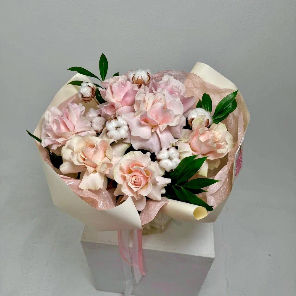 Букет «Воссоединение сердец: французские розы + аквабокс и коробка-переноска»