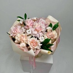 Букет «Воссоединение сердец: французские розы + аквабокс и коробка-переноска» - Фотография 1