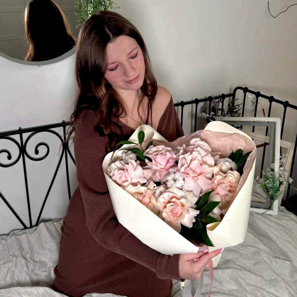 Букет «Воссоединение сердец: французские розы + аквабокс и коробка-переноска»