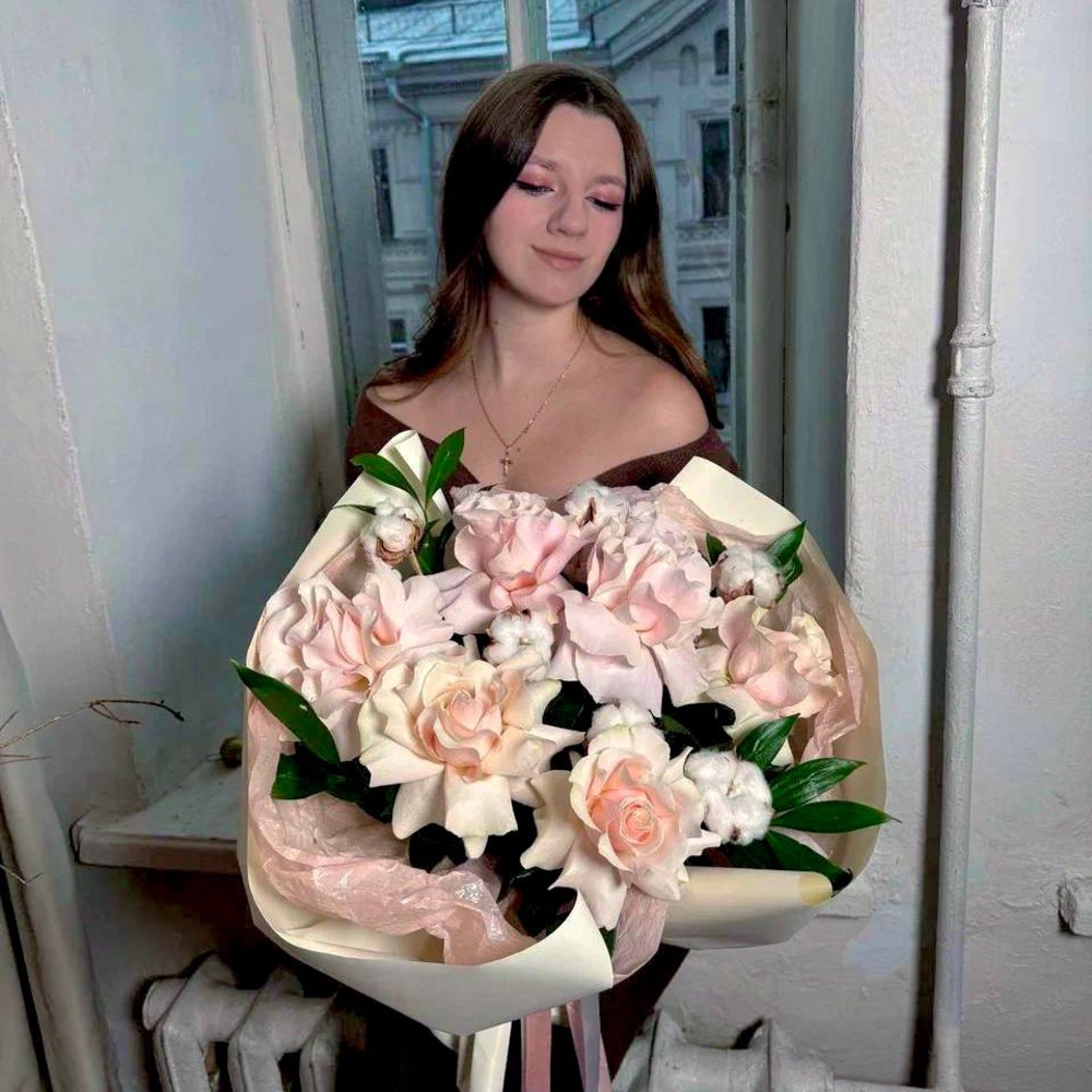 Букет «Воссоединение сердец: французские розы + аквабокс и коробка-переноска»