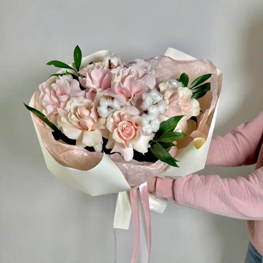 Букет «Воссоединение сердец: французские розы + аквабокс и коробка-переноска»