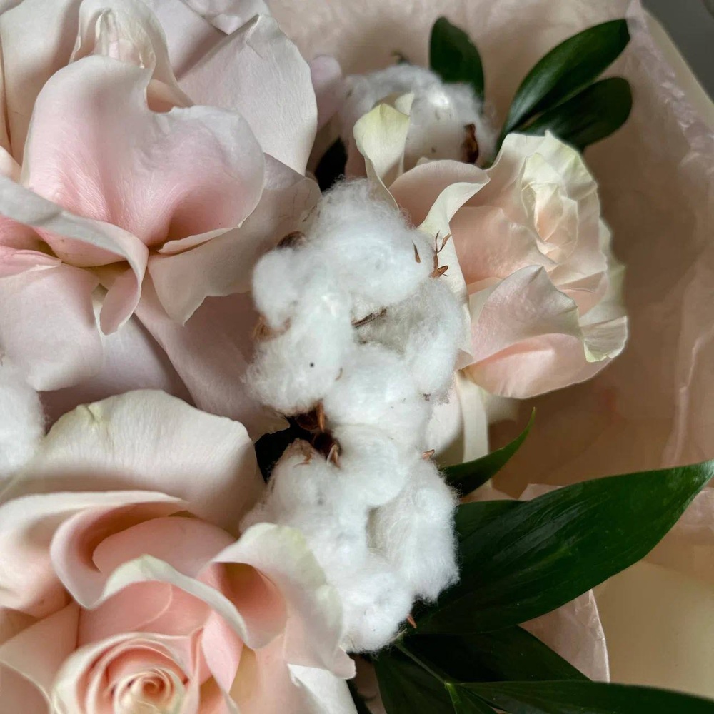 Букет «Воссоединение сердец: французские розы + аквабокс и коробка-переноска»