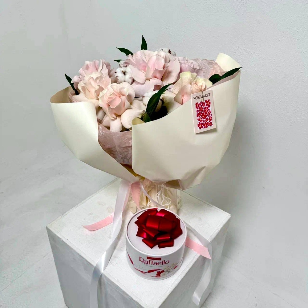 Букет «Воссоединение сердец: французские розы + аквабокс и коробка-переноска»