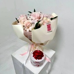 Букет «Воссоединение сердец: французские розы + аквабокс и коробка-переноска» - Фотография 6