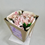 Букет «Воссоединение сердец: французские розы + аквабокс и коробка-переноска» - Фотография 7