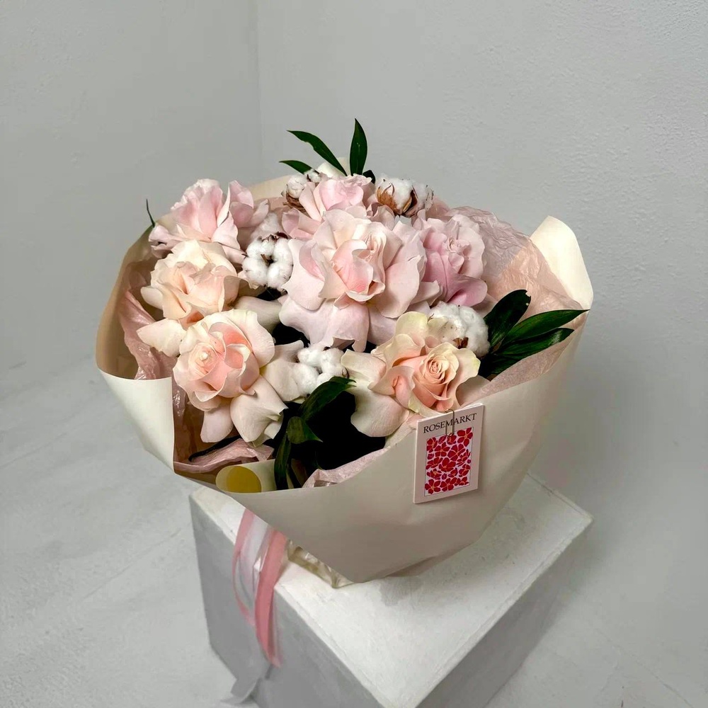 Букет «Воссоединение сердец: французские розы + аквабокс и коробка-переноска»