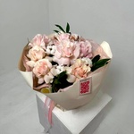 Букет «Воссоединение сердец: французские розы + аквабокс и коробка-переноска» - Фотография 8