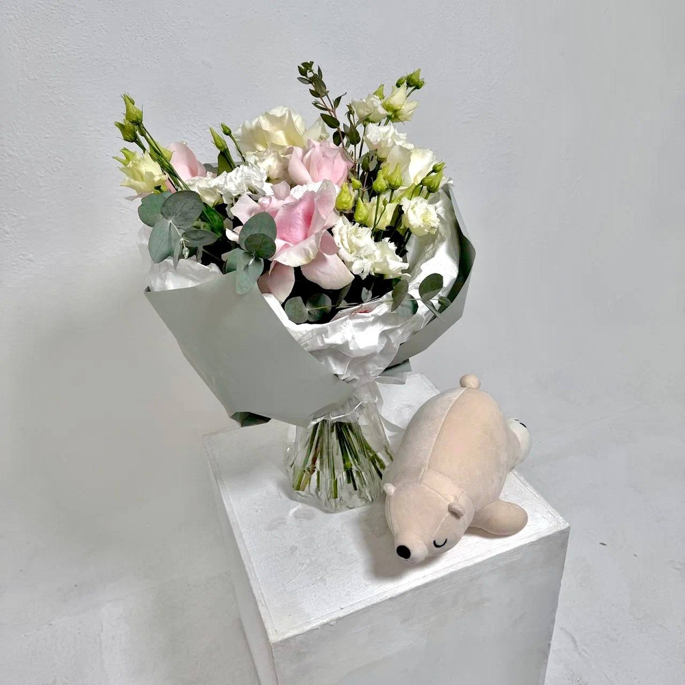 Букет «Мысли о тебе: французская роза + аквабокс и коробка переноска»