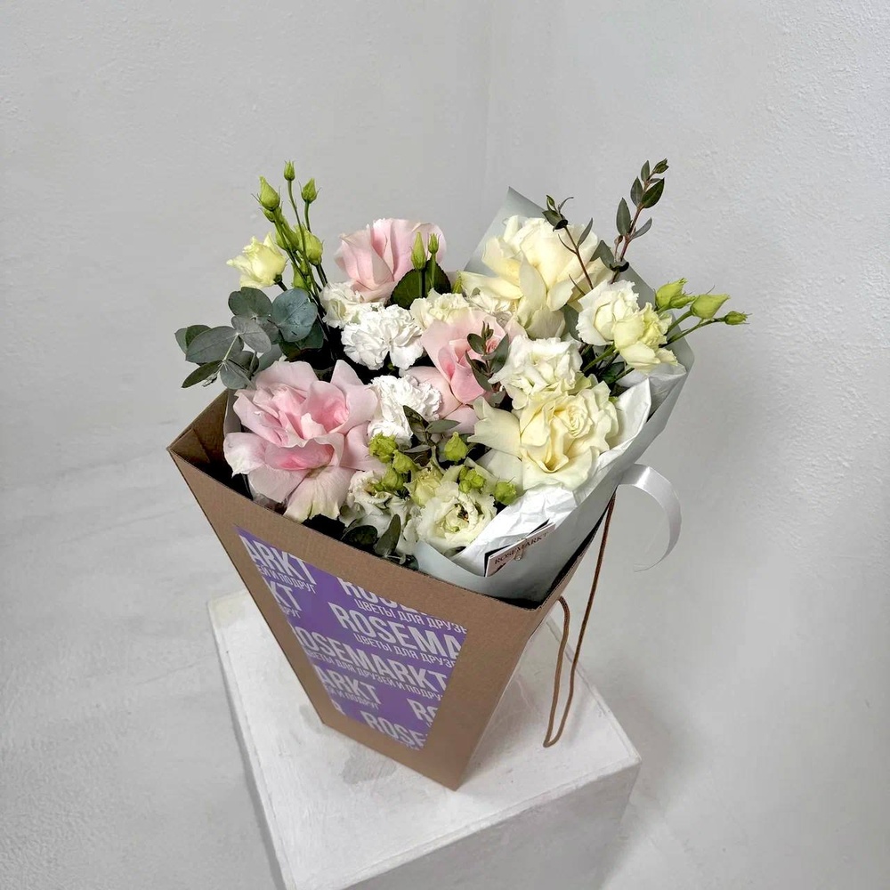 Букет «Мысли о тебе: французская роза + аквабокс и коробка переноска»