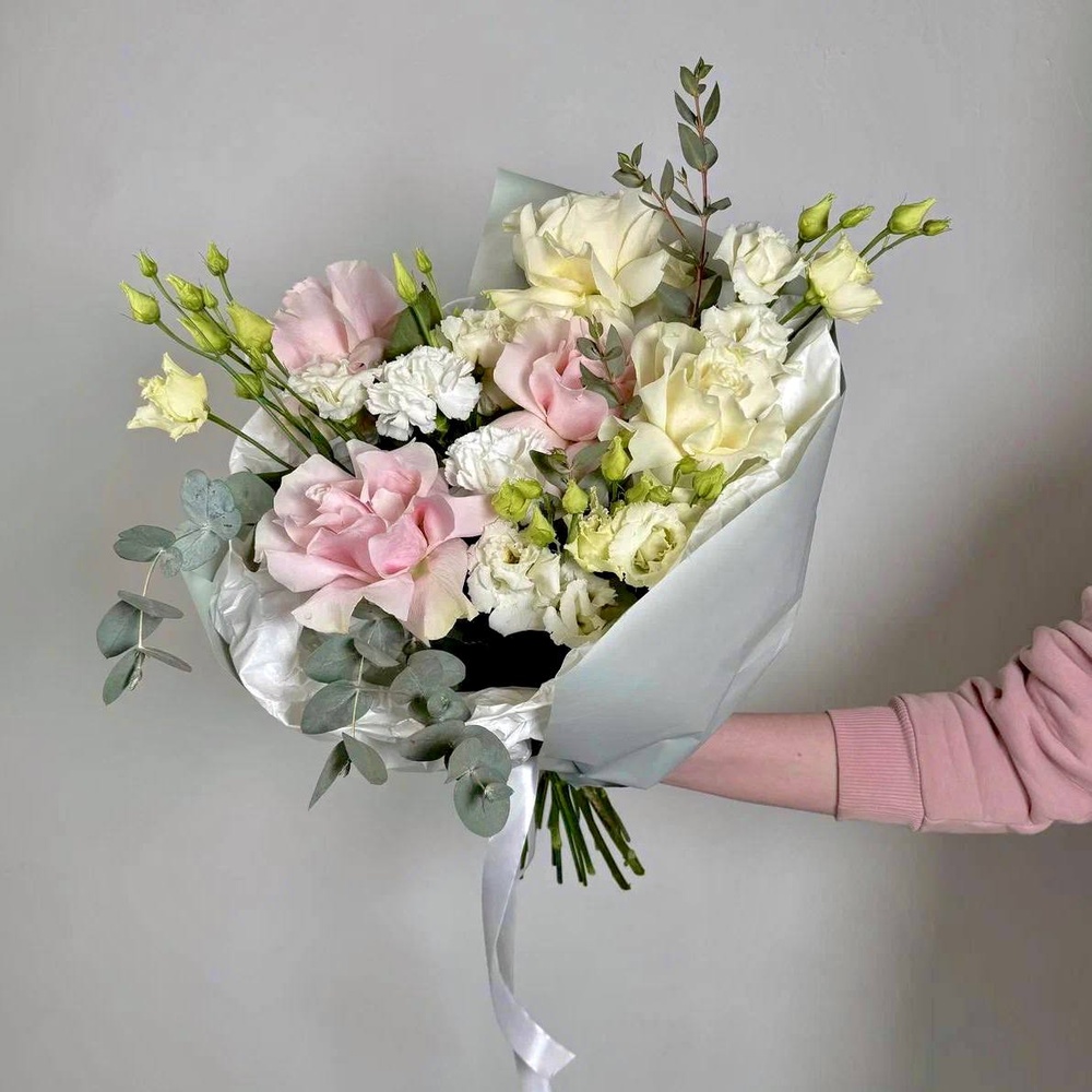 Букет «Мысли о тебе: французская роза + аквабокс и коробка переноска»