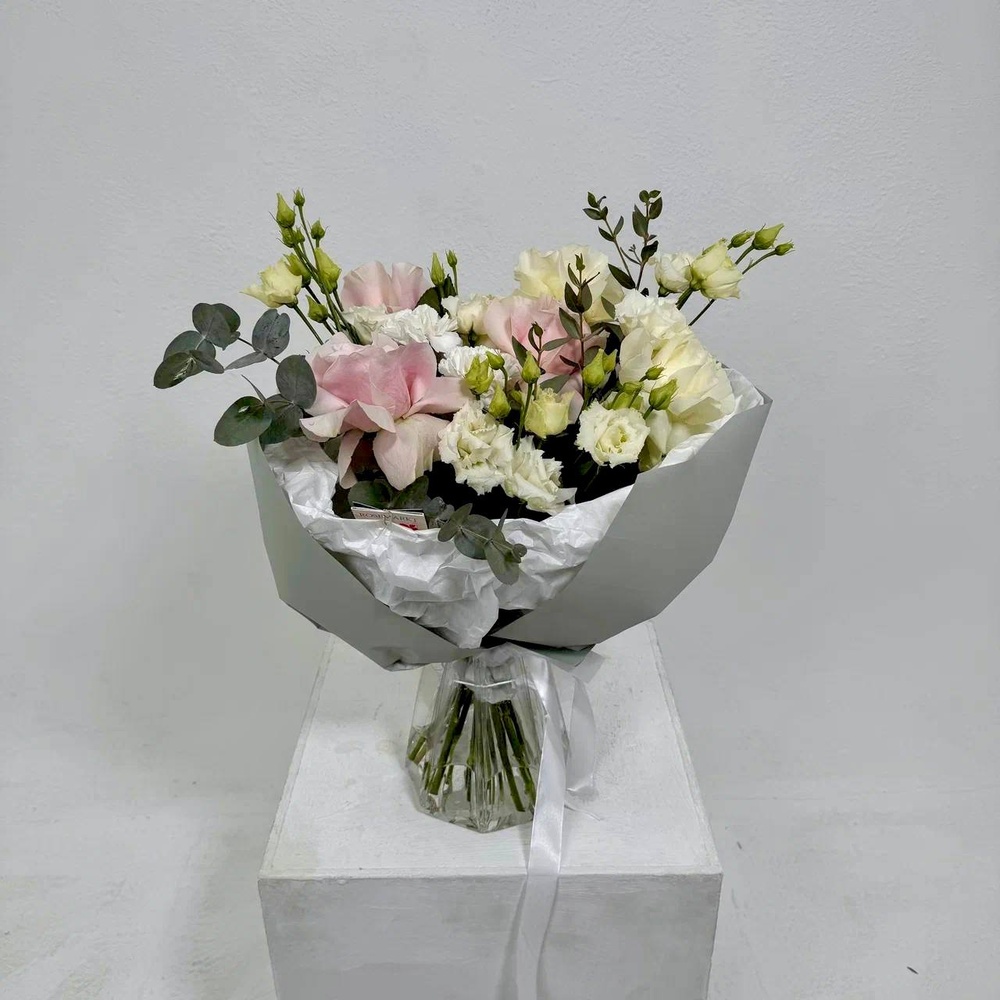 Букет «Мысли о тебе: французская роза + аквабокс и коробка переноска»