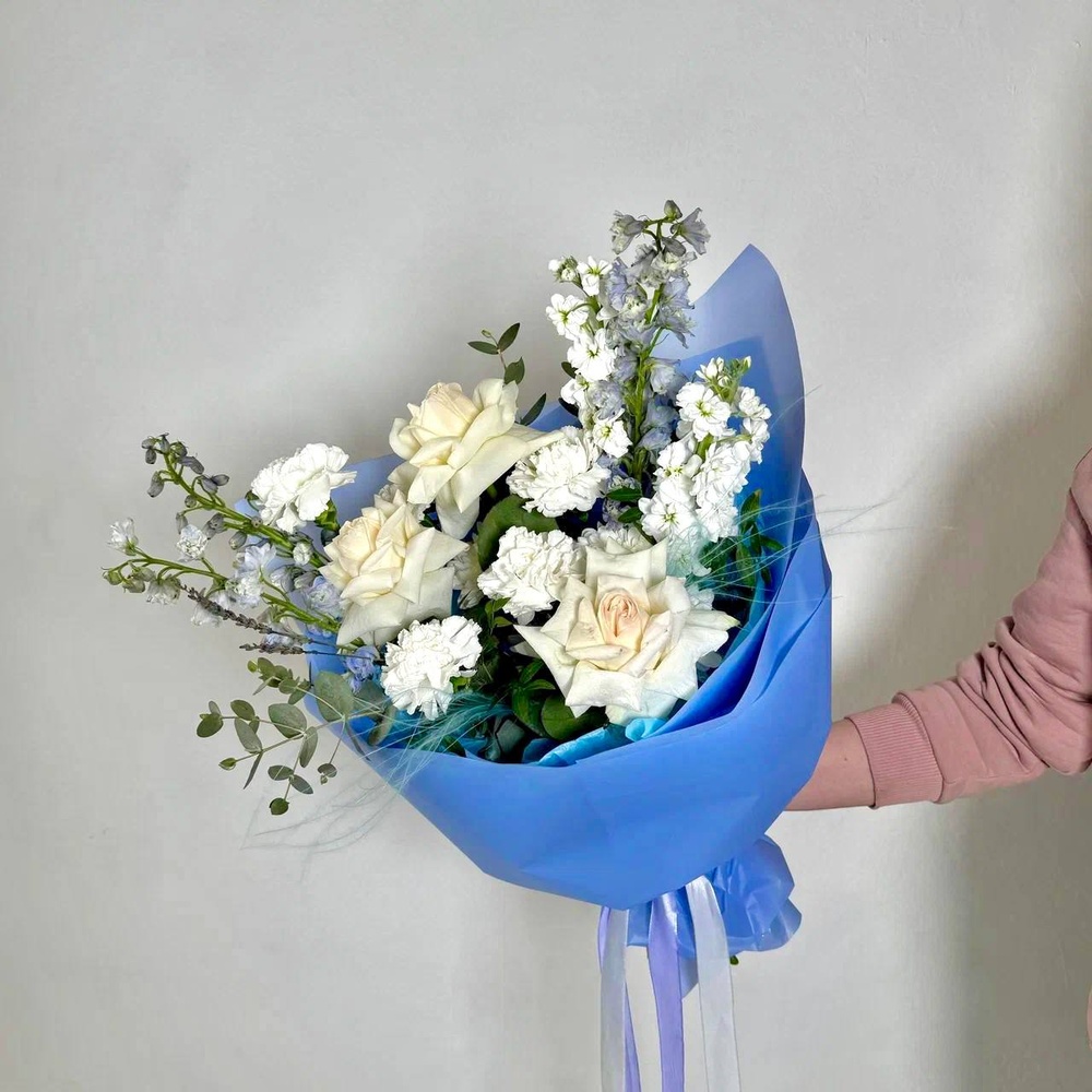 Букет «Целую тебя сквозь километры: голубой дельфиниум + аквабокс и коробка-переноска»
