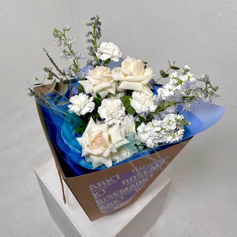 Букет «Целую тебя сквозь километры: голубой дельфиниум + аквабокс и коробка-переноска»