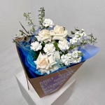 Букет «Целую тебя сквозь километры: голубой дельфиниум + аквабокс и коробка-переноска» - Фотография 6