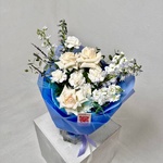 Букет «Целую тебя сквозь километры: голубой дельфиниум + аквабокс и коробка-переноска» - Фотография 1