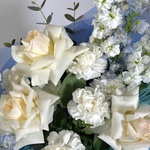 Букет «Целую тебя сквозь километры: голубой дельфиниум + аквабокс и коробка-переноска» - Фотография 4