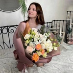 Букет «Радость встречи: пионовидная роза + аквабокс и коробка-переноска» - Фотография 1