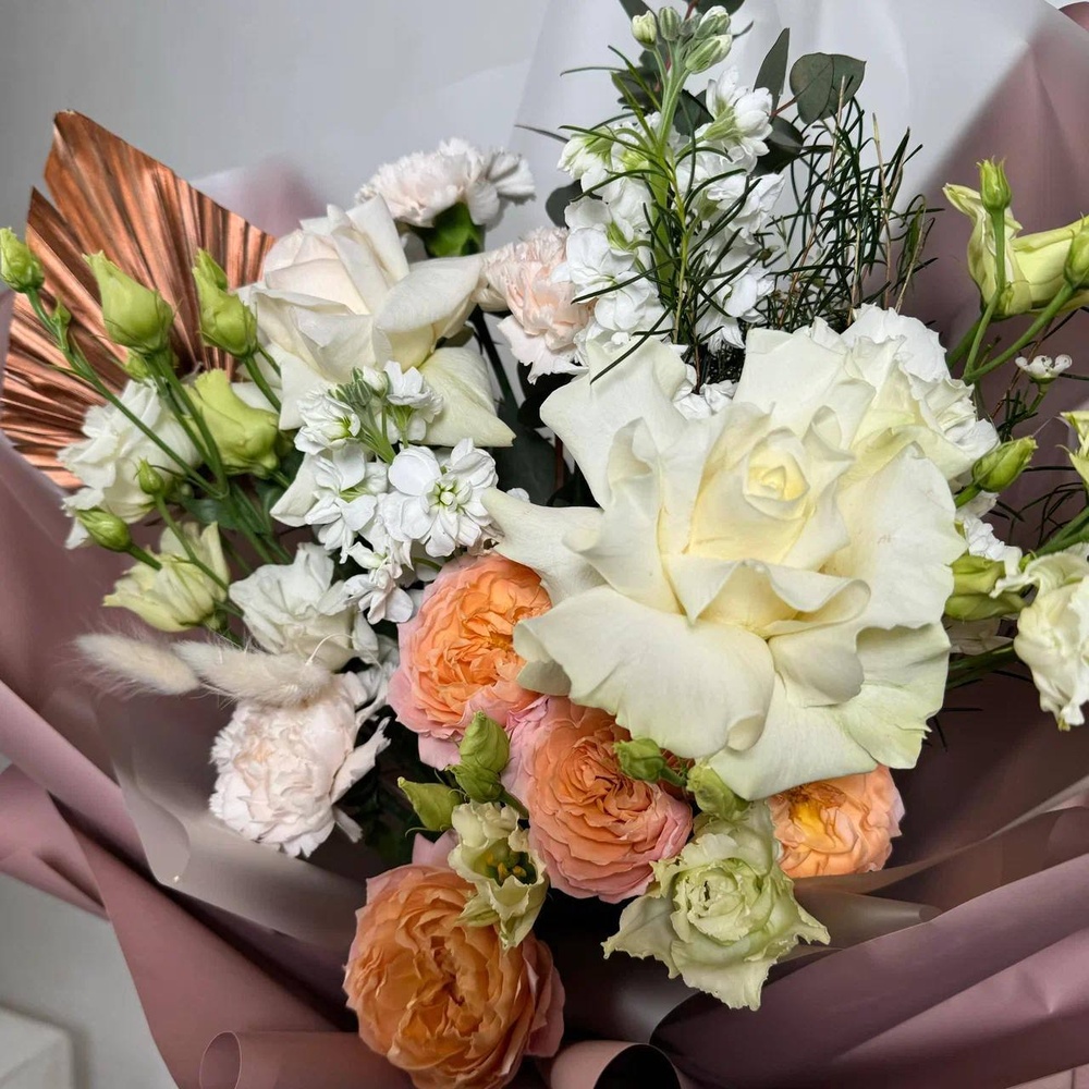 Букет «Радость встречи: пионовидная роза + аквабокс и коробка-переноска»