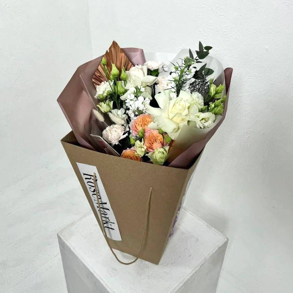 Букет «Радость встречи: пионовидная роза + аквабокс и коробка-переноска»