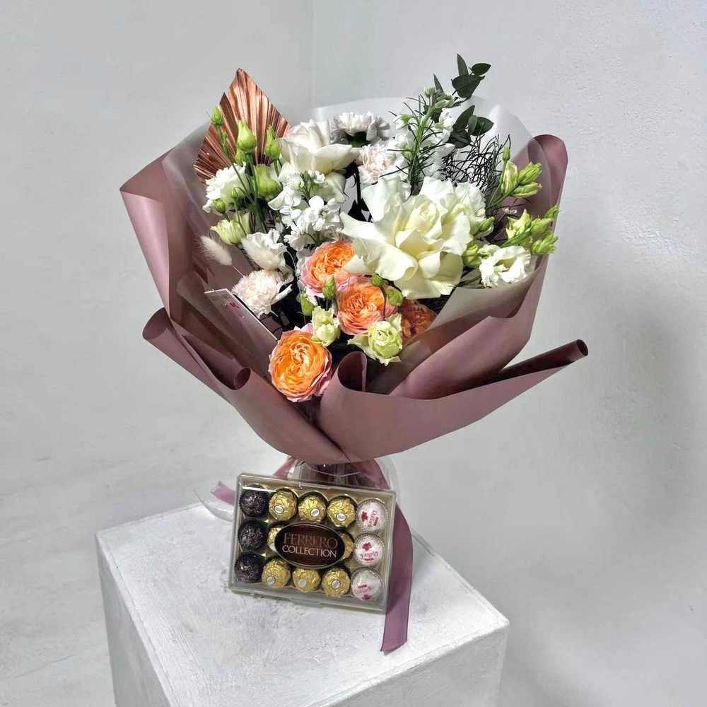 Букет «Радость встречи: пионовидная роза + аквабокс и коробка-переноска»