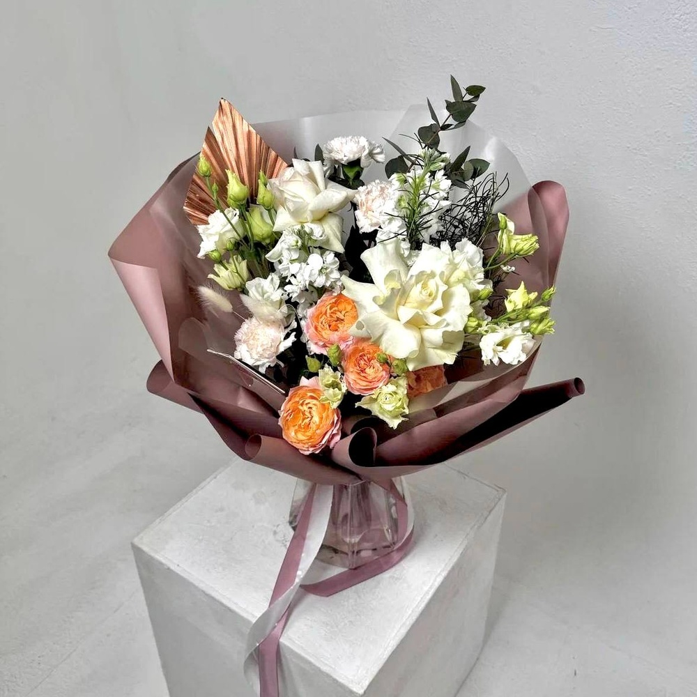 Букет «Радость встречи: пионовидная роза + аквабокс и коробка-переноска»